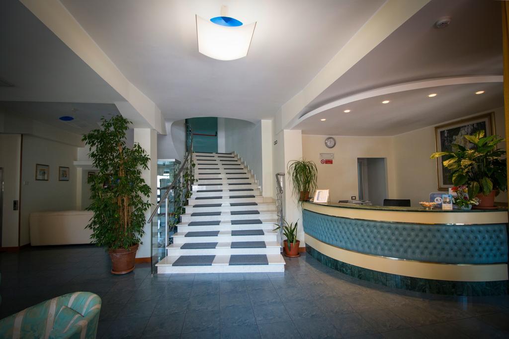Hotel Gabbiano Порто-Сан-Джорджо Экстерьер фото