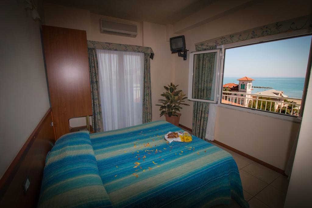 Hotel Gabbiano Порто-Сан-Джорджо Экстерьер фото