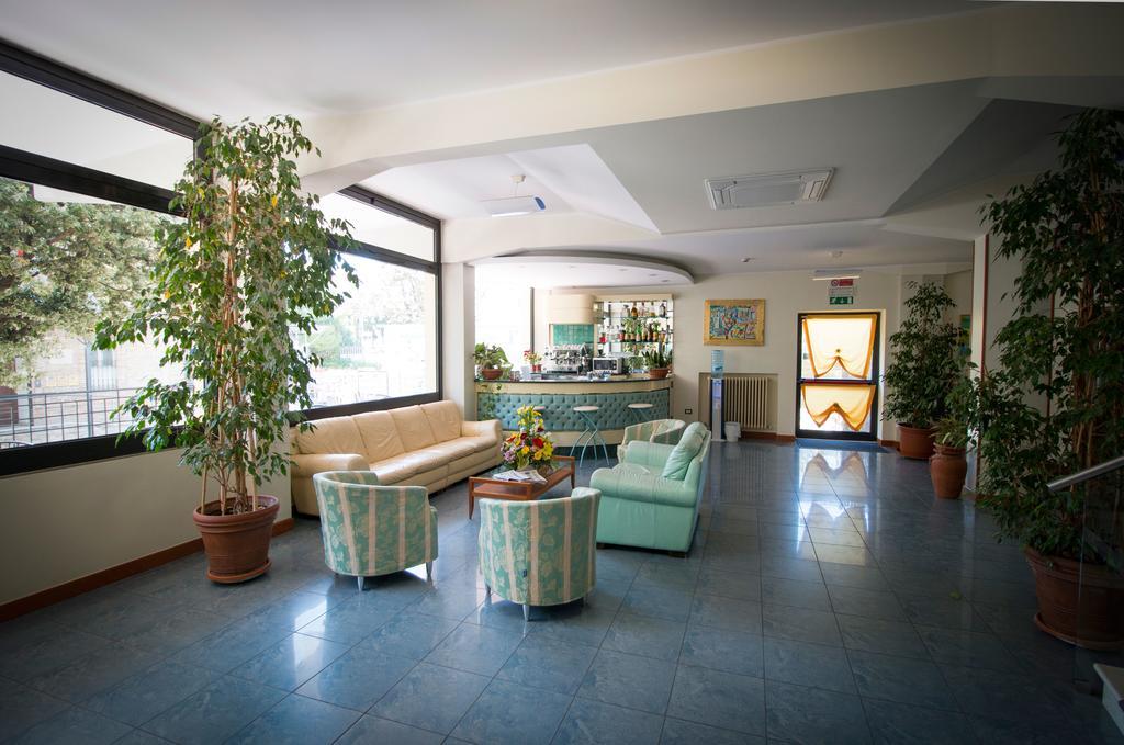 Hotel Gabbiano Порто-Сан-Джорджо Экстерьер фото