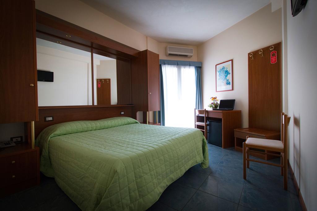 Hotel Gabbiano Порто-Сан-Джорджо Экстерьер фото