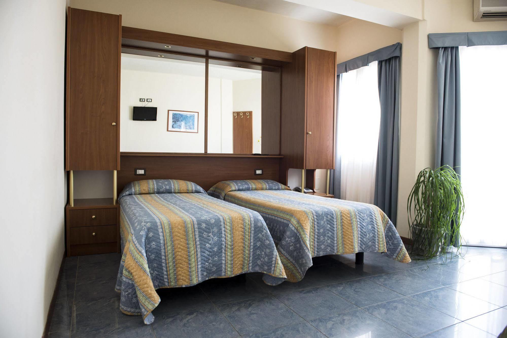 Hotel Gabbiano Порто-Сан-Джорджо Экстерьер фото