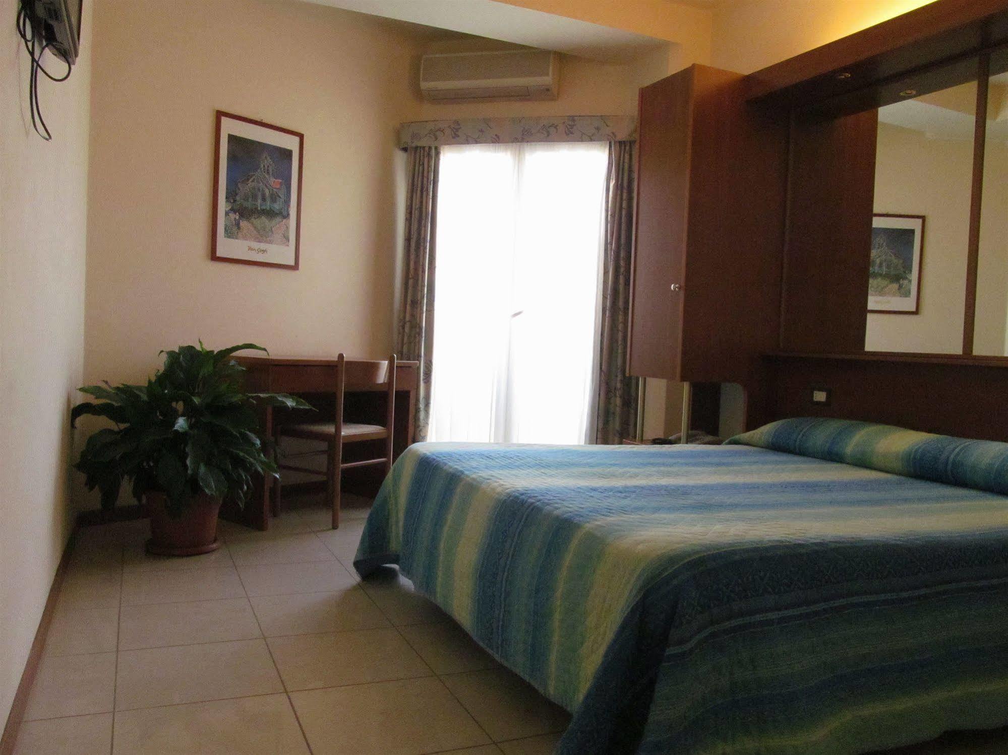 Hotel Gabbiano Порто-Сан-Джорджо Экстерьер фото