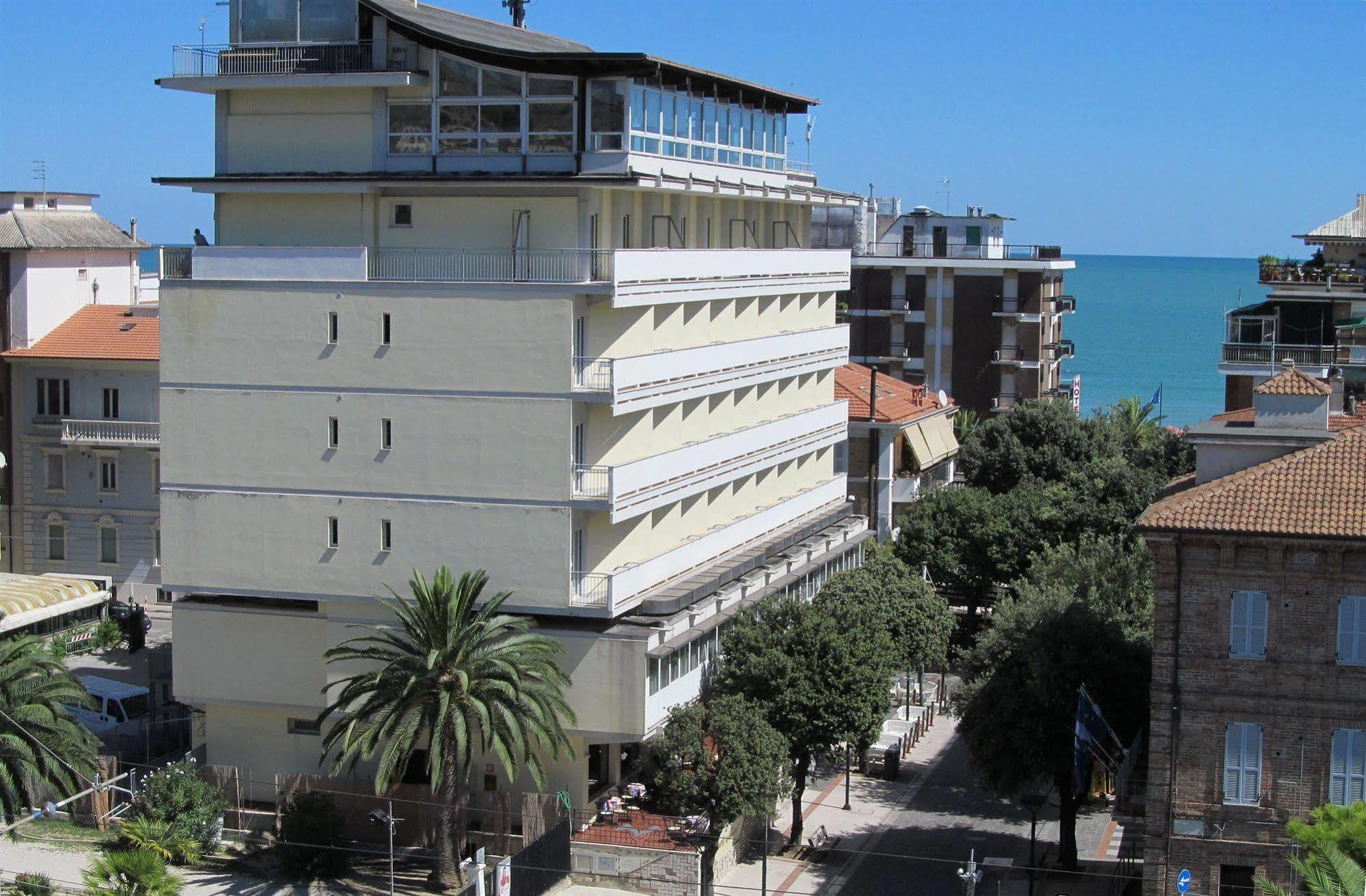 Hotel Gabbiano Порто-Сан-Джорджо Экстерьер фото